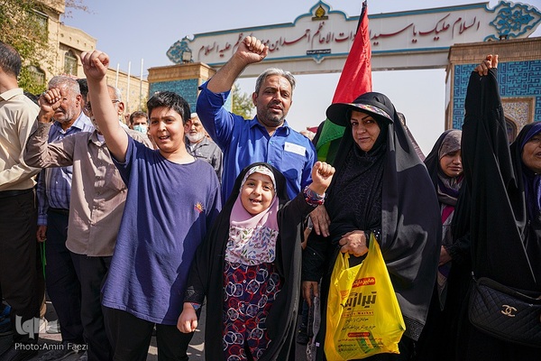 راهپیمایی مردم شیراز به شکرانه حماسه‌ مقاومت