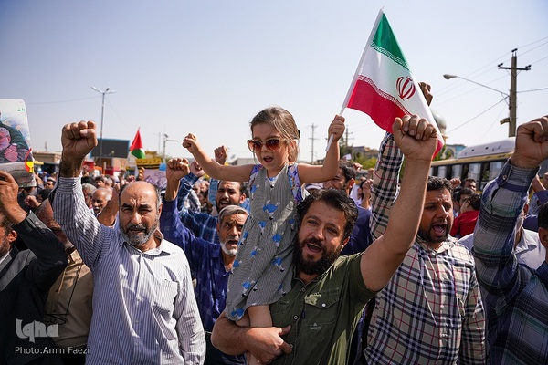 راهپیمایی مردم شیراز به شکرانه حماسه‌ مقاومت