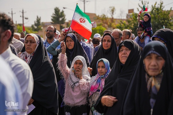 راهپیمایی مردم شیراز به شکرانه حماسه‌ مقاومت