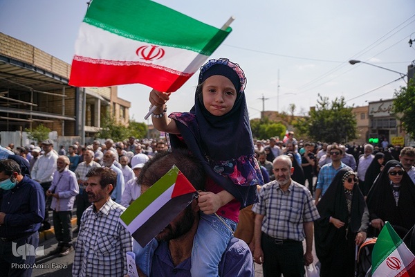 راهپیمایی مردم شیراز به شکرانه حماسه‌ مقاومت