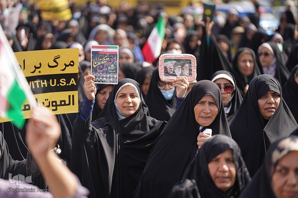 راهپیمایی مردم شیراز به شکرانه حماسه‌ مقاومت