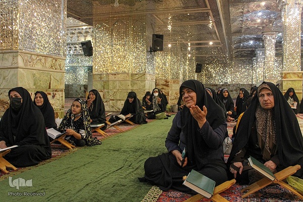 محفل انس با قرآن کریم ویژه خواهران، به‌ مناسبت بزرگداشت شهدای حرم مطهر