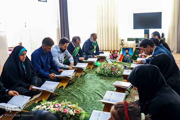 محافل انس با کلام الله مجید در منزل خانواده‌های شهدای حرم مطهر شاهچراغ(ع)