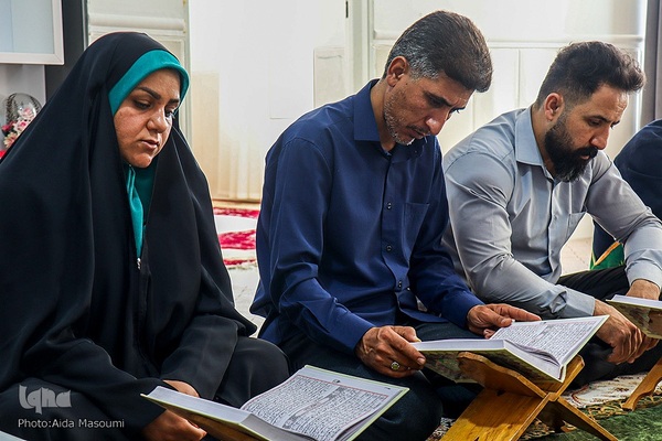 محافل انس با کلام الله مجید در منزل خانواده‌های شهدای حرم مطهر شاهچراغ(ع)