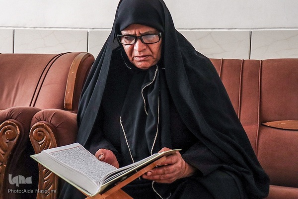 محافل انس با کلام الله مجید در منزل خانواده‌های شهدای حرم مطهر شاهچراغ(ع)