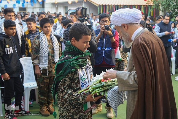 نواختن زنگ روز دانش آموز