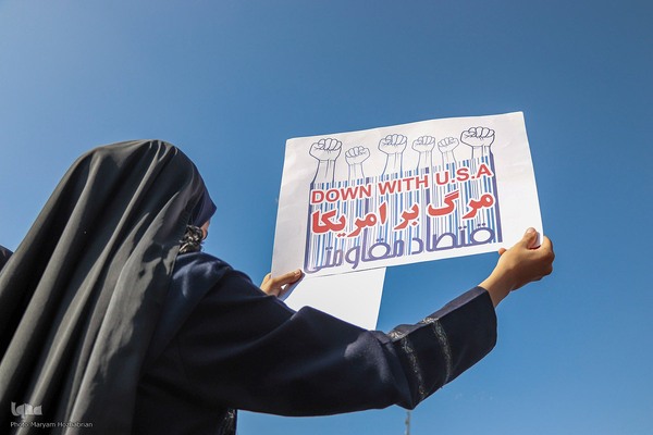 13 آبان در شیراز