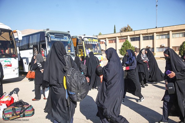مراسم بدرقه 300 دانش‌آموز دختر در سفر به مناطق عملیاتی جنوب