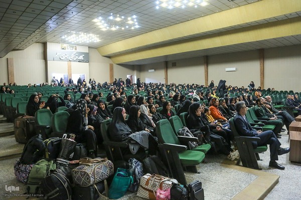 بدرقه ۳۰۰ دانش‌آموز دختر از مدارس شیراز به مناطق عملیاتی جنوب