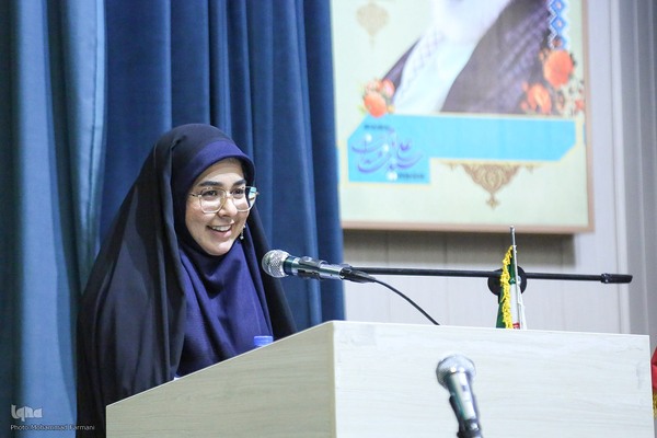 بدرقه ۳۰۰ دانش‌آموز دختر از مدارس شیراز به مناطق عملیاتی جنوب