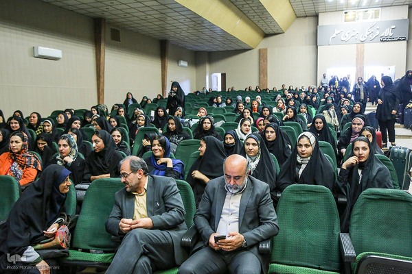 بدرقه ۳۰۰ دانش‌آموز دختر از مدارس شیراز به مناطق عملیاتی جنوب