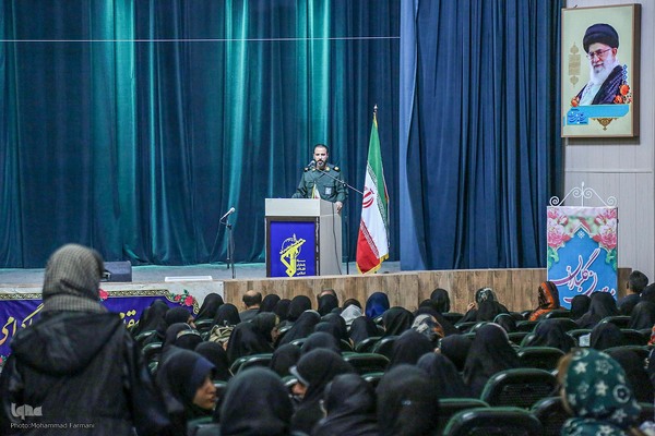 بدرقه ۳۰۰ دانش‌آموز دختر از مدارس شیراز به مناطق عملیاتی جنوب