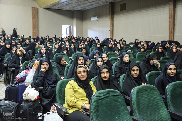 بدرقه ۳۰۰ دانش‌آموز دختر از مدارس شیراز به مناطق عملیاتی جنوب
