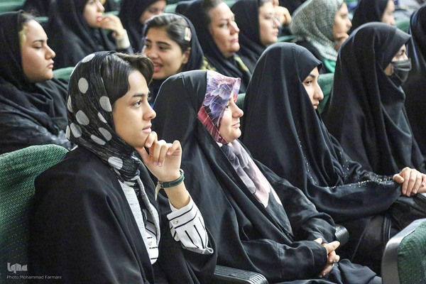 بدرقه ۳۰۰ دانش‌آموز دختر از مدارس شیراز به مناطق عملیاتی جنوب