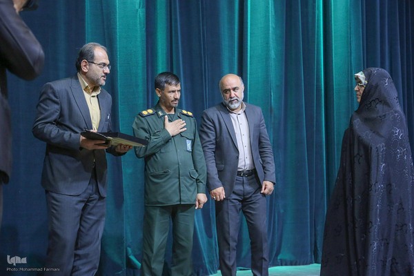 بدرقه ۳۰۰ دانش‌آموز دختر از مدارس شیراز به مناطق عملیاتی جنوب