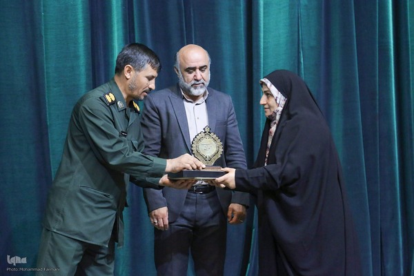 بدرقه ۳۰۰ دانش‌آموز دختر از مدارس شیراز به مناطق عملیاتی جنوب