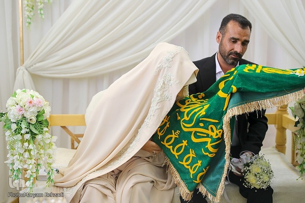 مراسم عقد زوجین جوان در جوار حرم مطهر حضرت شاهچراغ علیه السلام، به‌مناسبت میلاد خجسته مولود کعبه