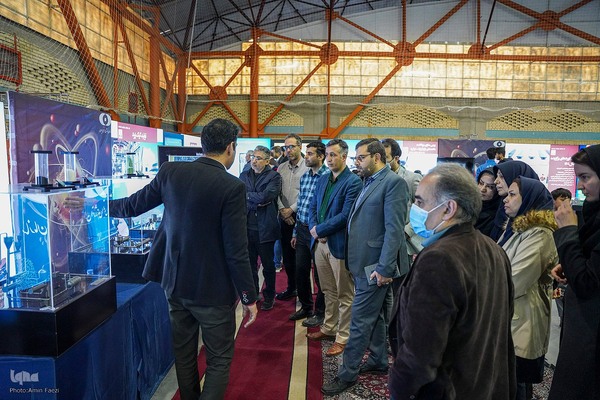 بازدید جمعی از جهادگران جهاددانشگاهی فارس از «دستاوردهای صنعت هسته‌ای»‎