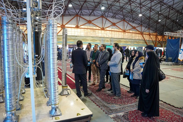 بازدید جمعی از جهادگران جهاددانشگاهی فارس از «دستاوردهای صنعت هسته‌ای»‎