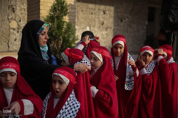 پخت و توزیع غذای فلسطینی مقلوبه