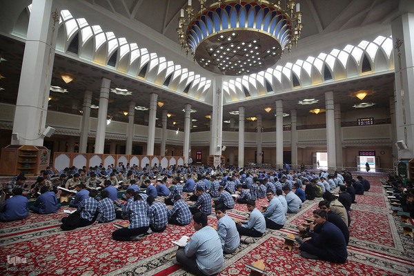 محفل انس با قرآن دانش‌آموزان شیرازی در سومین حرم اهل‌بیت علیهم السلام