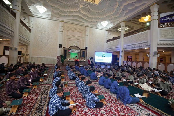 محفل انس با قرآن دانش‌آموزان شیرازی در سومین حرم اهل‌بیت علیهم السلام