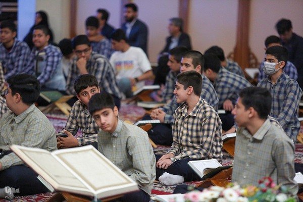 محفل انس با قرآن دانش‌آموزان شیرازی در سومین حرم اهل‌بیت علیهم السلام