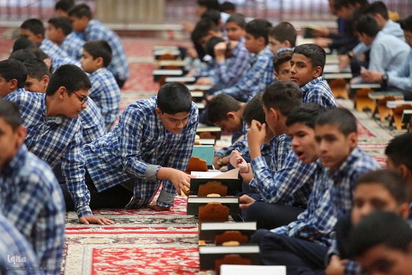 محفل انس با قرآن دانش‌آموزان شیرازی در سومین حرم اهل‌بیت علیهم السلام