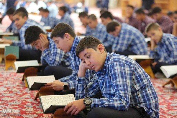 محفل انس با قرآن دانش‌آموزان شیرازی در سومین حرم اهل‌بیت علیهم السلام