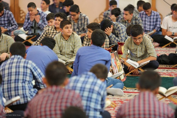 محفل انس با قرآن دانش‌آموزان شیرازی در سومین حرم اهل‌بیت علیهم السلام
