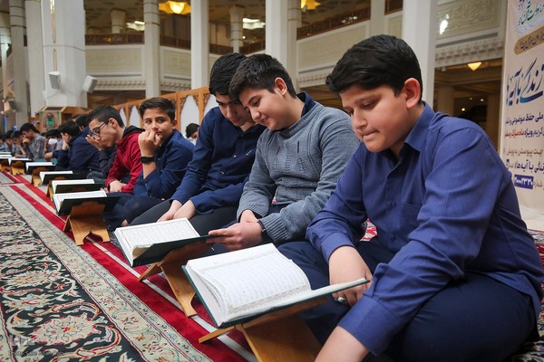 محفل انس با قرآن دانش‌آموزان شیرازی در سومین حرم اهل‌بیت علیهم السلام