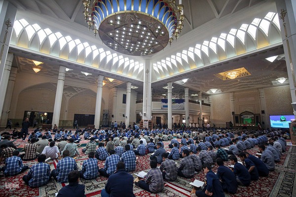 محفل انس با قرآن دانش‌آموزان شیرازی در سومین حرم اهل‌بیت علیهم السلام