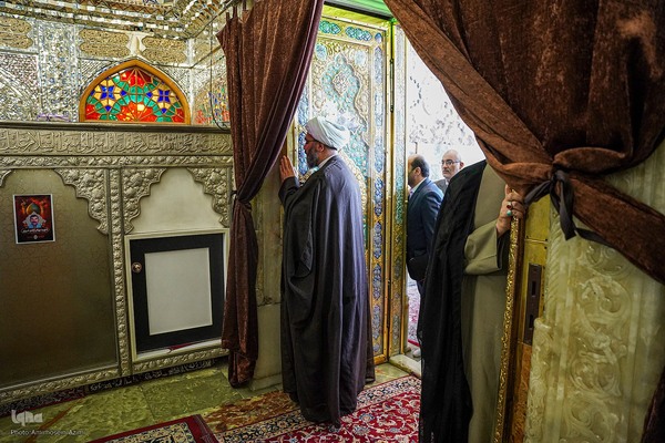 زیارت ستاد بزرگداشت دهه كرامت کشور از حرم مطهر شاهچراغ(ع)