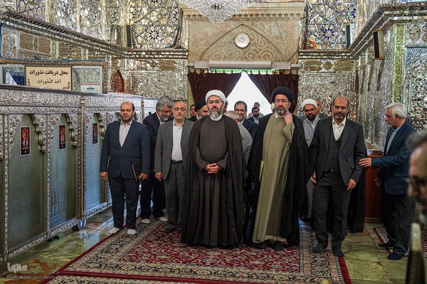 زیارت ستاد بزرگداشت دهه كرامت کشور از حرم مطهر شاهچراغ(ع)