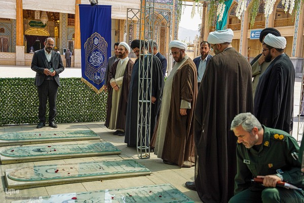 زیارت ستاد بزرگداشت دهه كرامت کشور از حرم مطهر شاهچراغ(ع)