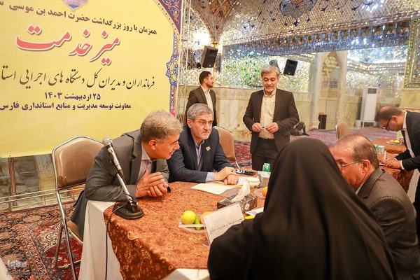 میز خدمت مسئولان استان فارس در حرم مطهر شاهچراغ(ع)