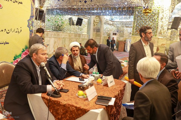 میز خدمت مسئولان استان فارس در حرم مطهر شاهچراغ(ع)
