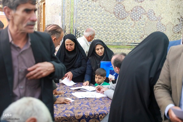 میز خدمت مسئولان استان فارس در حرم مطهر شاهچراغ(ع)