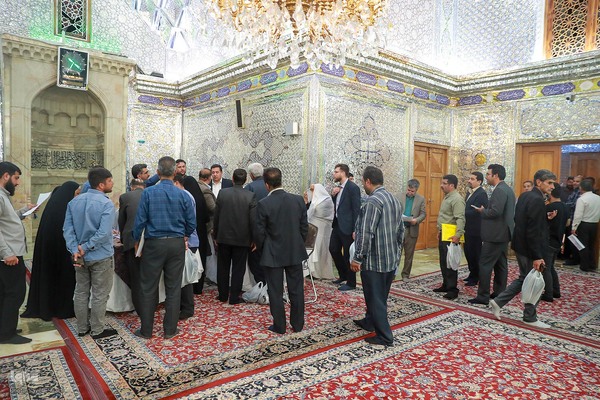 میز خدمت مسئولان استان فارس در حرم مطهر شاهچراغ(ع)