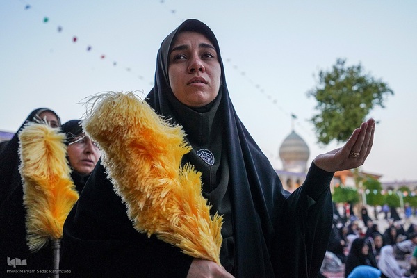 قرائت دعای توسل جهت سلامتی رئیس جمهور در حرم حضرت شاهچراغ (ع)