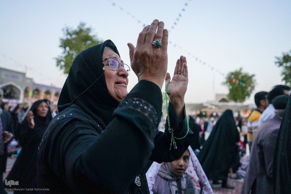 قرائت دعای توسل جهت سلامتی رئیس جمهور در حرم حضرت شاهچراغ (ع)