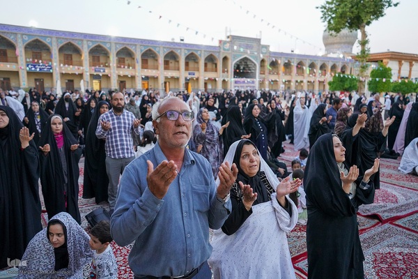 قرائت دعای توسل جهت سلامتی رئیس جمهور در حرم حضرت شاهچراغ (ع)