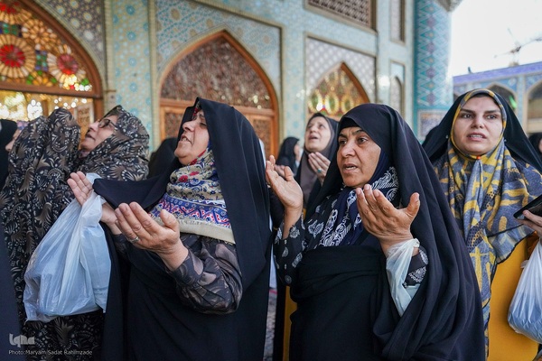 قرائت دعای توسل جهت سلامتی رئیس جمهور در حرم حضرت شاهچراغ (ع)