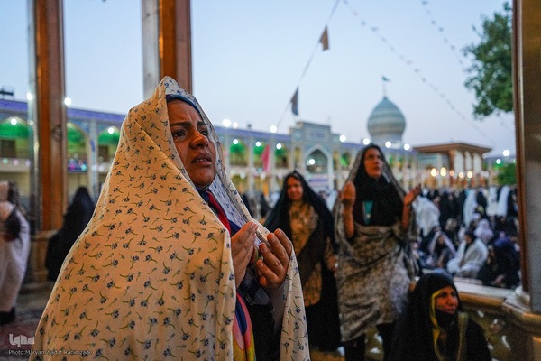 قرائت دعای توسل جهت سلامتی رئیس جمهور در حرم حضرت شاهچراغ (ع)