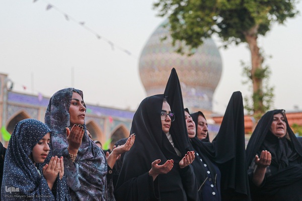 قرائت دعای توسل جهت سلامتی رئیس جمهور در حرم حضرت شاهچراغ (ع)