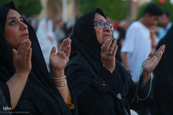 قرائت دعای توسل جهت سلامتی رئیس جمهور در حرم حضرت شاهچراغ (ع)