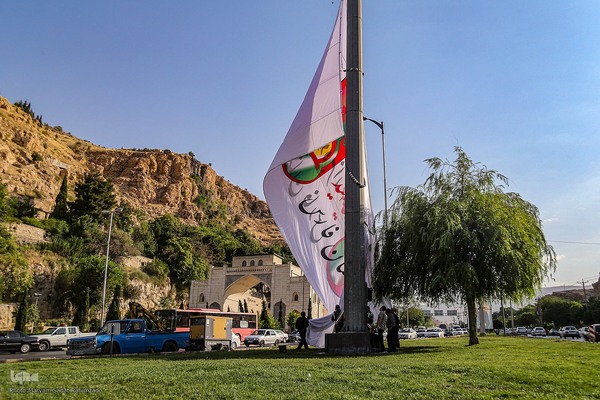 اهتزاز بزرگترین پرچم "کنگره 15 هزار شهید استان فارس" و رونمایی از سردیس چهار شهید استان فارس‎