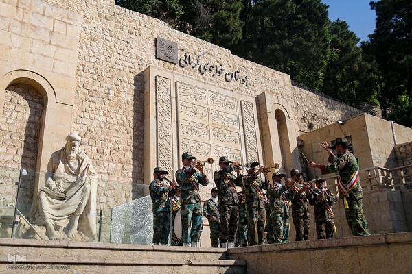 اهتزاز بزرگترین پرچم "کنگره 15 هزار شهید استان فارس" و رونمایی از سردیس چهار شهید استان فارس‎