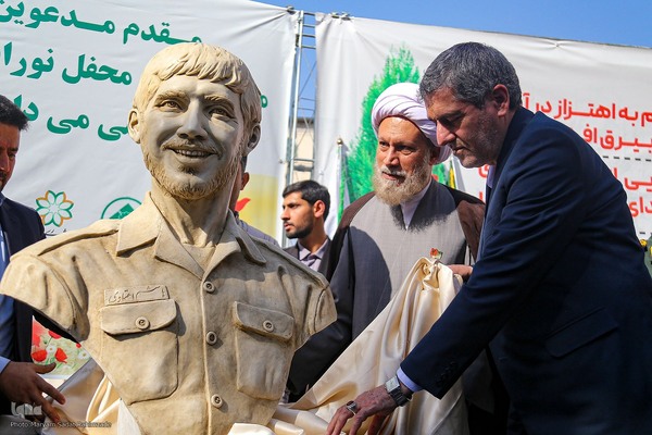 اهتزاز بزرگترین پرچم "کنگره 15 هزار شهید استان فارس" و رونمایی از سردیس چهار شهید استان فارس‎