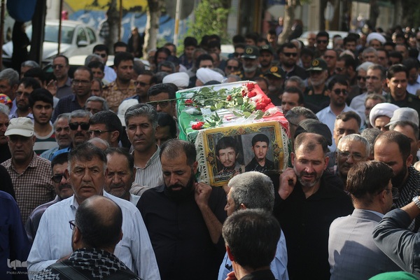 تشییع پیکر مادر 4 شهید دوران دفاع مقدس در شهیدآباد فارس